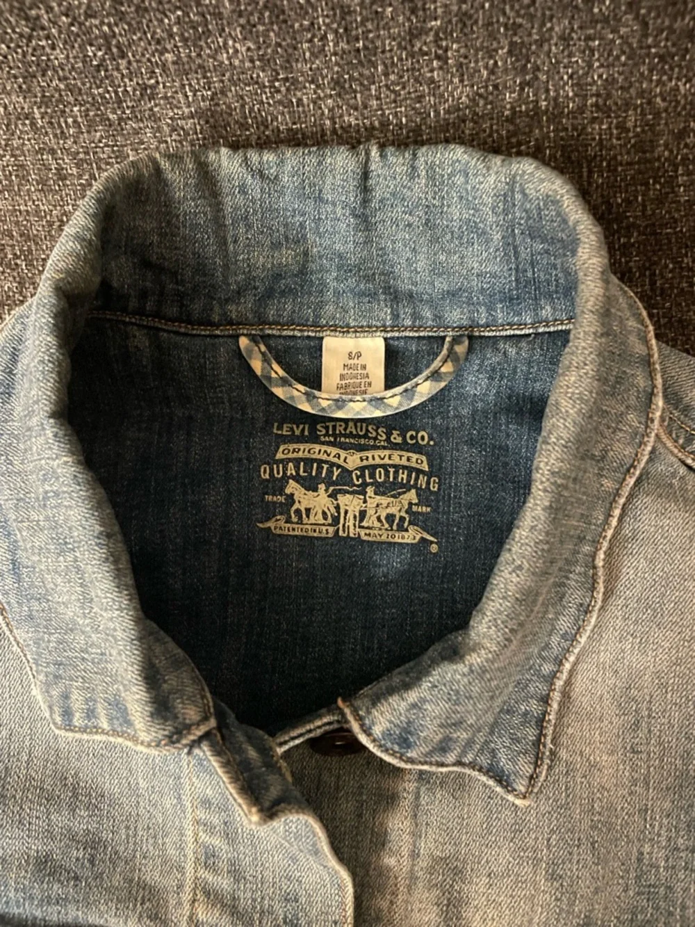 Levi’s Women’s Fitted Denim Trucker Jacket – Light Wash – Size S/P